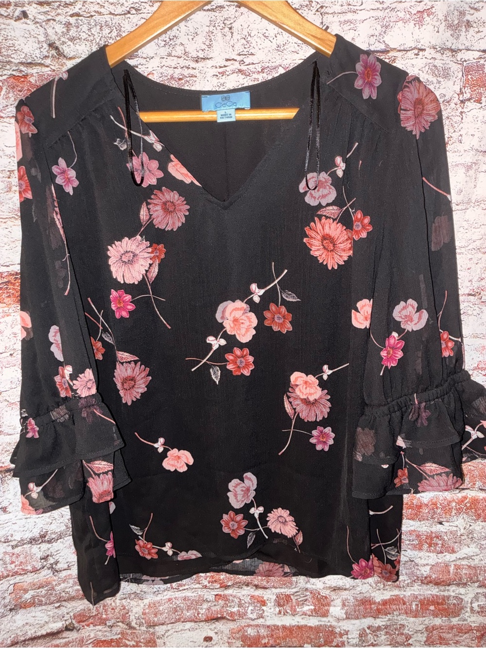 CeCe Black Floral V-Neck Ruffle Sleeve Top